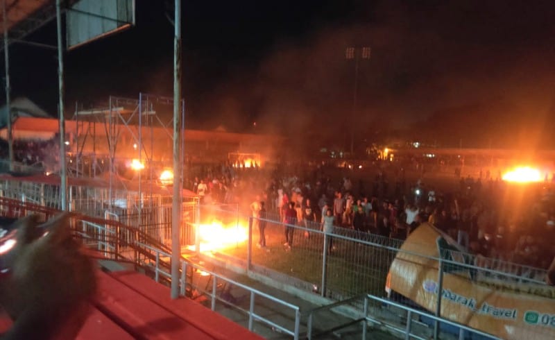 Kecewa Lampu Stadion H. Dimurtala Banda Aceh Padam Jelang Laga Persiraja-PSMS, Penonton Bakar Atribut Sponsor