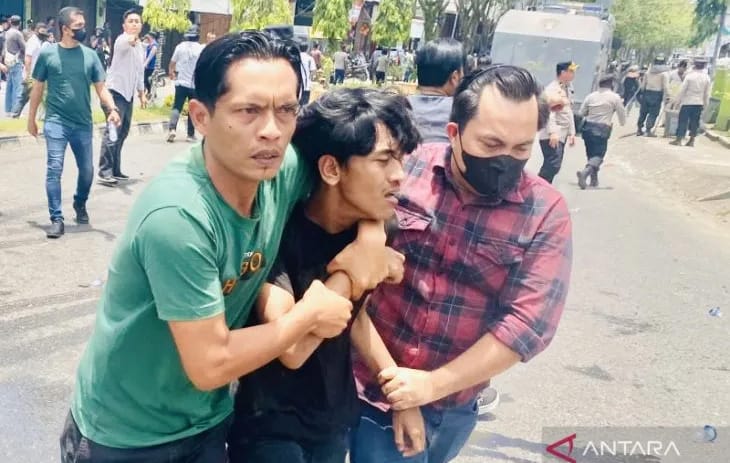Aksi Tolak BBM di Aceh Barat. (Foto: Antara)