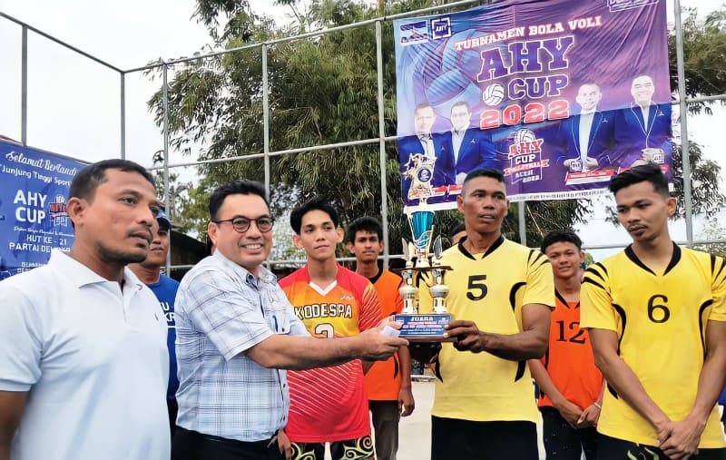 HT. Ibrahim didampingi Geucik Desa Lamteh Mahzar menyerahkan piala untuk juara 1. (foto: Nukilan.id)