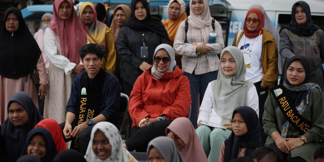 Bunda Literasi Aceh, Ayu Marzuki, bersama Ketua Dharma Wanita Persatuan (DWP) Aceh, Mellani Subarni, dan anak-anak, saat mendengarkan dongeng salah satu Pahlawan Nasional asal Aceh Cut Nyak Dhien yang disampaikan oleh Bunda Ani, di bawah replika Pesawat RI 001, Blang Padang, Banda Aceh, Minggu (16/10/2022).