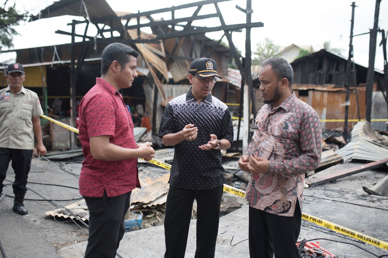 Ketua DPRK Banda Aceh, Farid Nyak Umar kunjungi lokasi kebakaran di Geucu Iniem, Banda Aceh. (Foto: Ist)