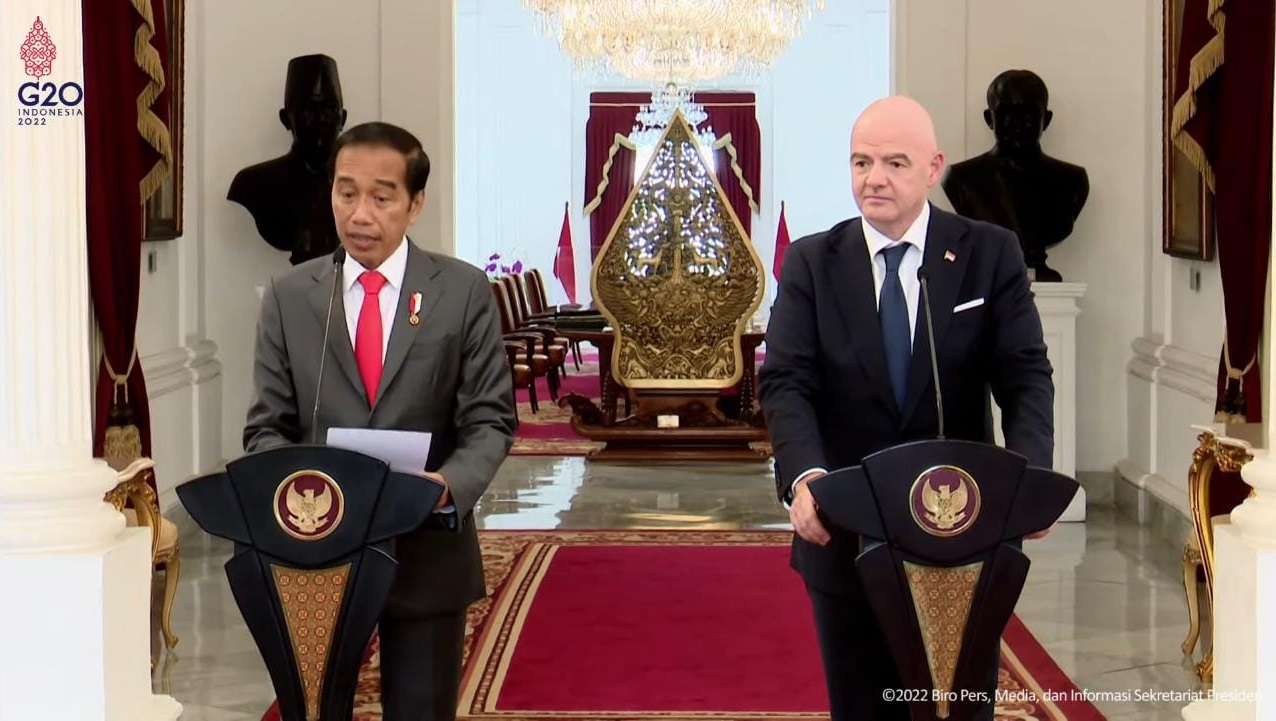 Presiden RI Jokowi bersama Presiden FIFA Gianni Infantino memberikan keterangan pers di Istana Jakarta. (Foto: Tangkapan Layar/Youtube Skretariat Presiden)