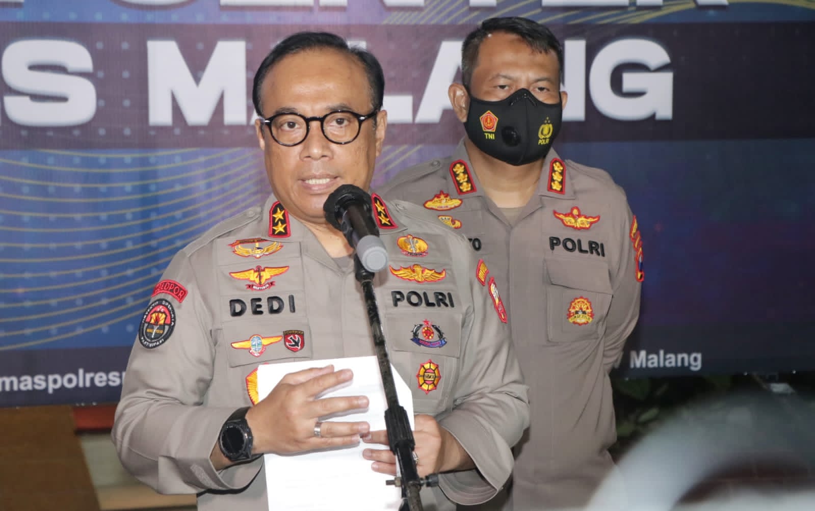 Kadiv Humas Polri Irjen Dedi Prasetyo saat konferensi pers di Mapolres Malang, Rabu, 5 Oktober 2022.