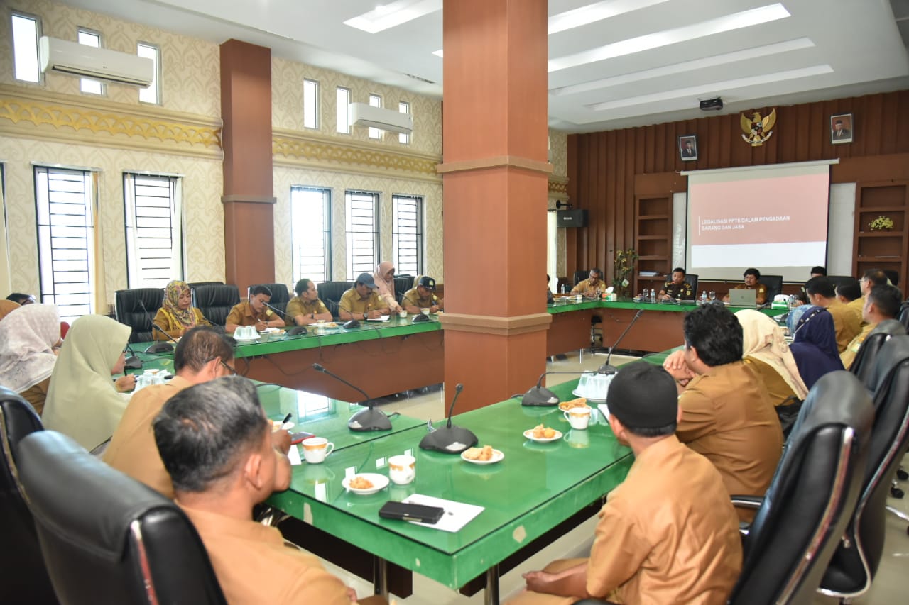 Tim Penkum Kejati Aceh memberikan penerangan hukum kepada seluruh PPTK SKPD Aceh Besar di kantor Bupati Aceh Besar, Jantho.