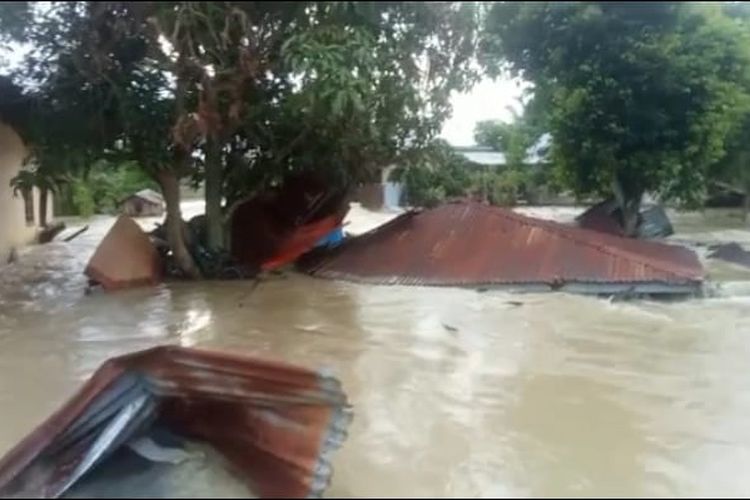 Rumah warga hancur akibat banjir di Desa Meunasah Mancang, Kecamatan Lhoksukon, Aceh Utara, Provinsi Aceh, Senin (10/10/2022) Foto: BPBD Aceh Utara.