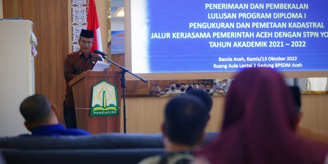 Staf Ahli Gubernur Aceh Bidang Pemerintahan, Hukum dan Politik, Drs.Bukhari, MM, saat menyampaikan sambutan pada acara Penerimaan dan Pembekalan Lulusan Program Diploma I Pengukuran dan Pemetaan Kadastral Jalur Kerjasama Pemerintah Aceh dengan STPN Yogyakarta Tahun Akademik 2021-2022, di Aula BPSDM Aceh, Banda Aceh, Kamis, (13/10/2022).