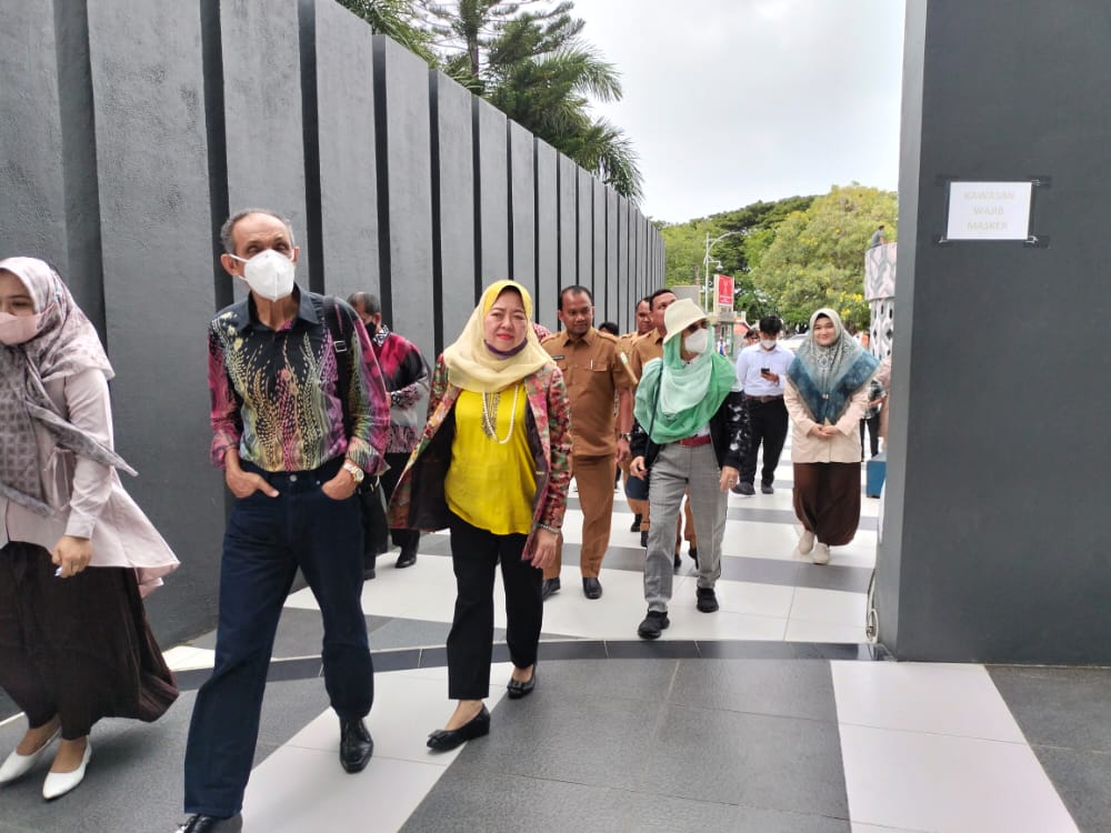 Direktur AirAsia Group Dato’ Abdul Aziz bersama rombongan kunjungi museum Aceh. (Foto: Disbudpar Aceh)