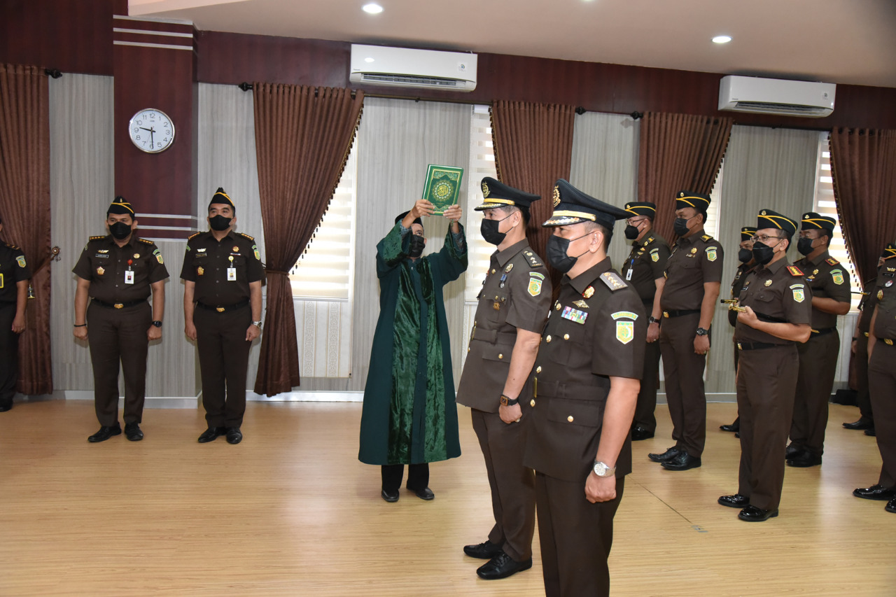 Bambang Bachtiar Lantik Asisten Pembinaan dan Aspidmil Kejati Aceh