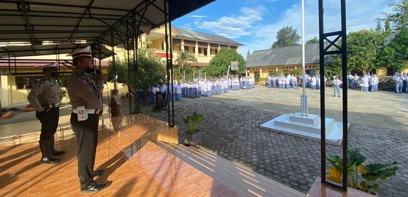 Kasatlantas Kompol Sukirno, SE melalui Ipda Syafrizal mensosialisasikan keselamatan berkendara di halaman SMU Negeri 1 Peukan Bada, Senin (10/10/2022). Foto: Ist