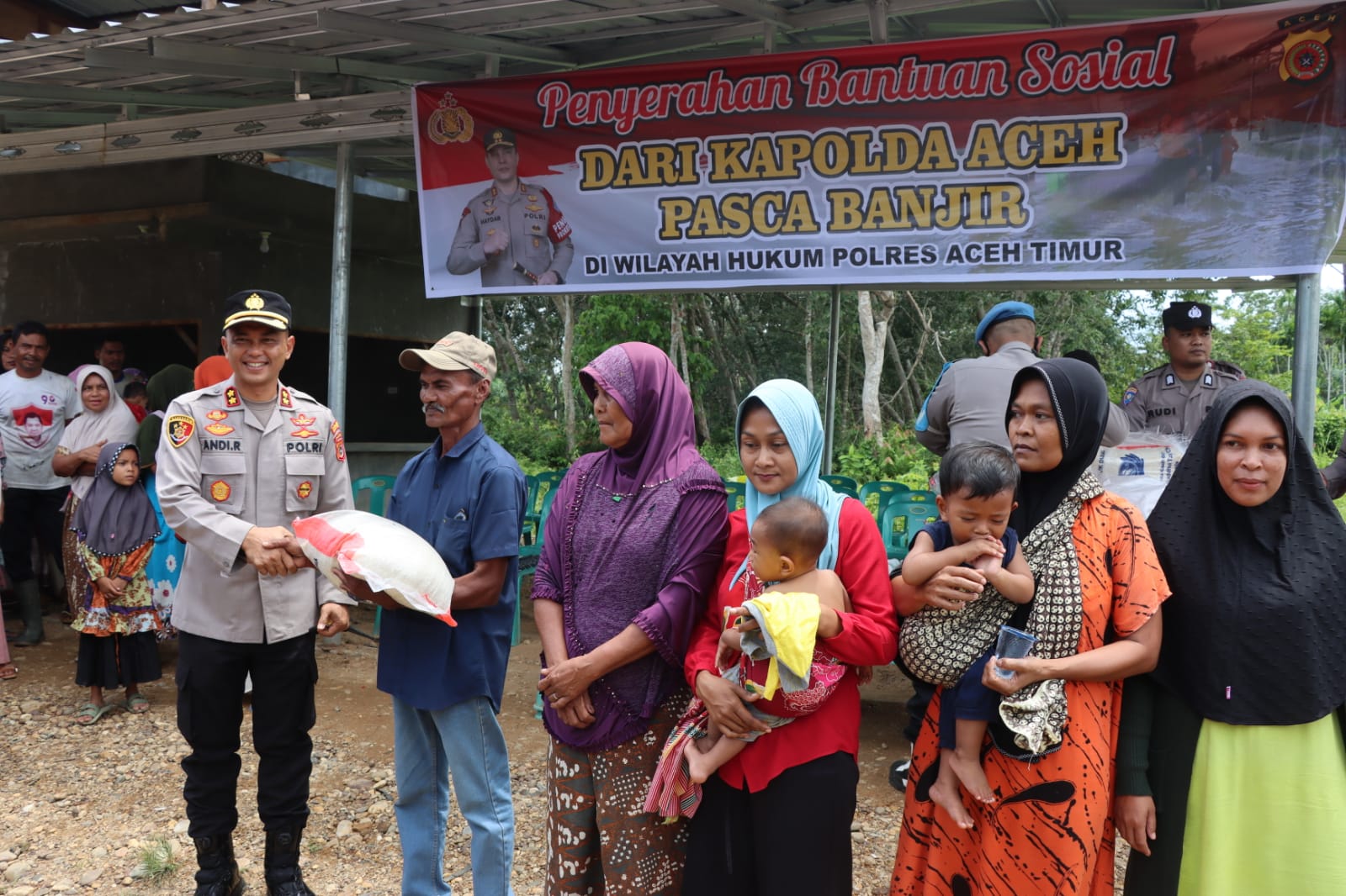 Kapolda Salurkan Puluhan Paket Bansos untuk Korban Banjir Aceh Timur