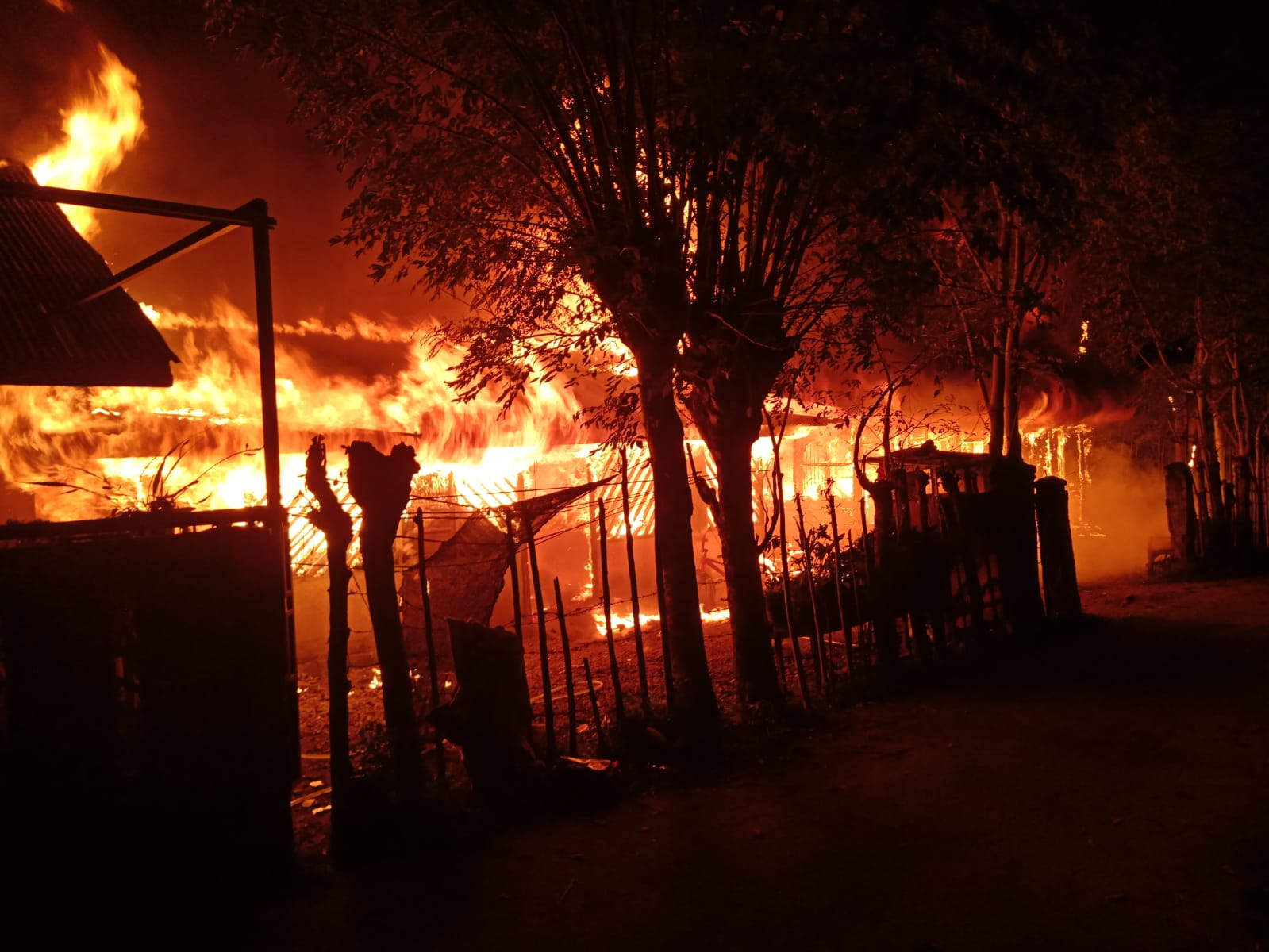 4 Unit rumah di Gampong Meunasah Papeun, Aceh Besar luder terbakar. (Nukilan/kek)