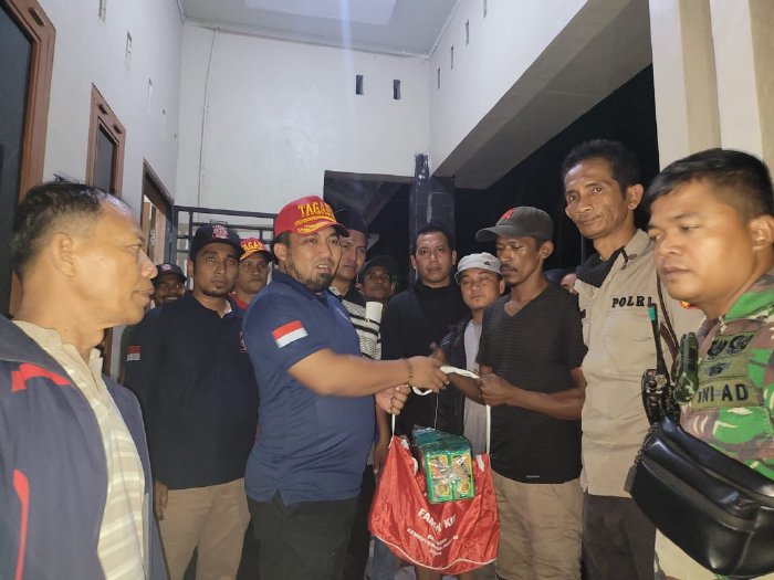 Pj Bupati Aceh Besar Muhammad Iswanto, S.STP, MM, saat menyalurkan bantuan masa panik kepada para korban terdampak kebakaran, Sabtu (22/10/2022)