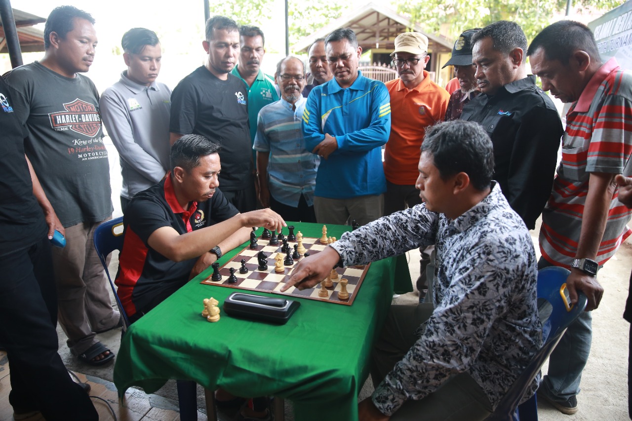 Wakil Ketua DPRK Banda Aceh, H. Isnaini Husda, SE menyaksikan jalannya turnamen catur cepat dalam rangka HUT ke 10 Media Pos Aceh, Sabtu (15/10/2022). Foto: Bedu Saini