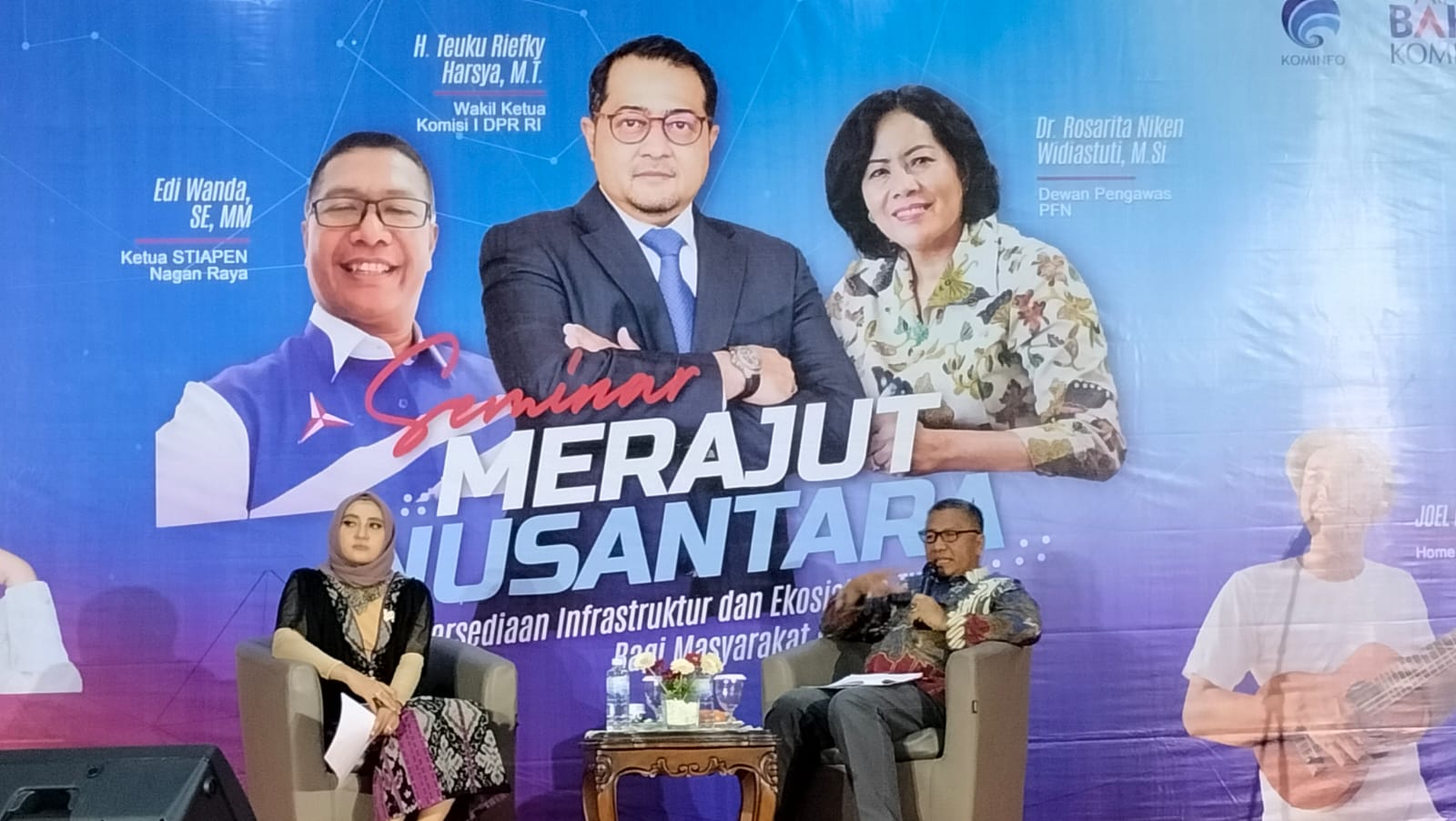Ketua STIAPEN Nagan Raya, Edi Wanda, SE, MM saat menjadi narasumber dalam kegiatan webinar "Ketersedian Infrastruktur dan Ekosistem TIK Bagi Masyarakat di Daerah" di Aula Hotel Grand Aceh Syariah, Banda Aceh, Minggu (23/10/2022).