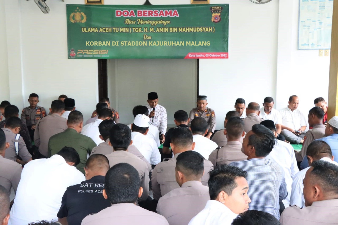 Polres Aceh Besar melaksanakan shalat ghaib, tahlil dan doa bersama untuk korban tragedi kanjuruhan. (Foto: Ist)