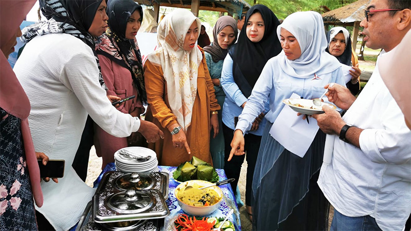 H.T. Ibrahim bersama Istri sedang mencicipi masakan peserta Lomba Masak Kuah Plik dan Kuah Cue Lepung Aceh Besar. (Foto: Nukilan.id)