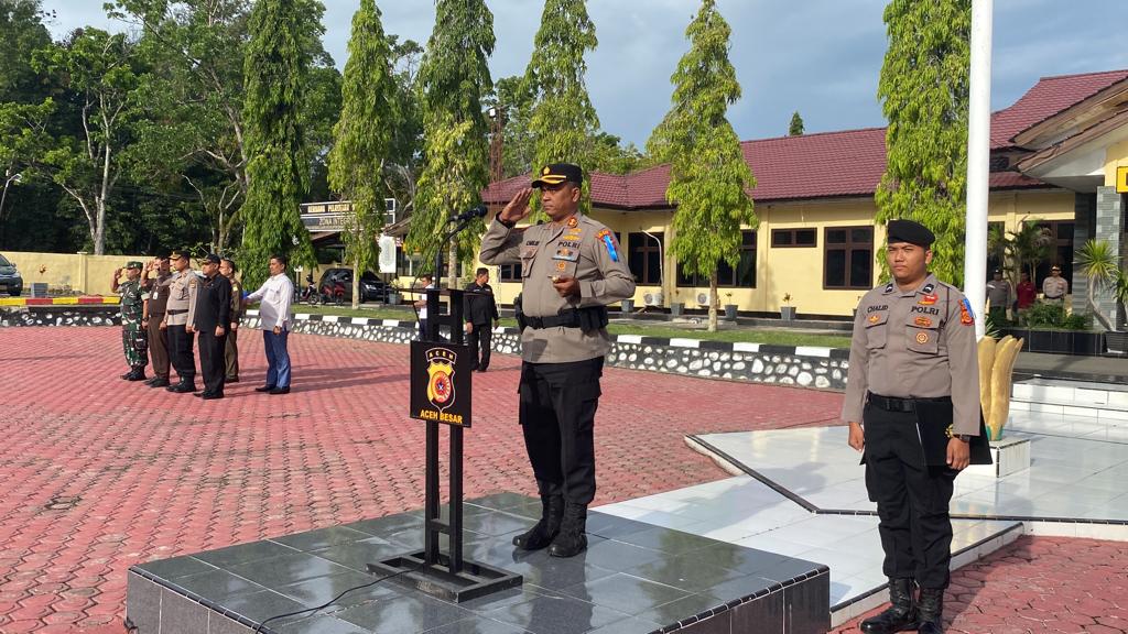 Kapolres Aceh Besar, AKBP Carlie Syahputra Bustamam saat apel di Mapolres Aceh Besar. (Foto: Ist)