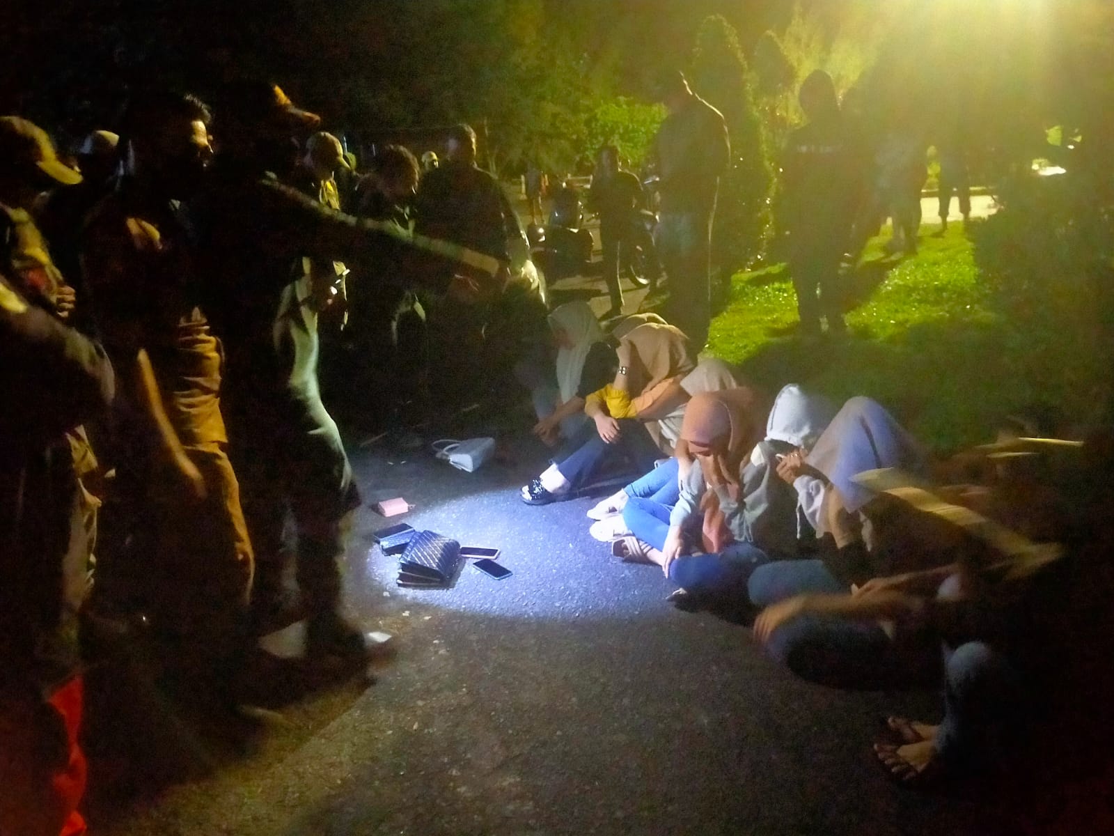 11 Wanita beserta botol minuman keras diamankan di pelabuhan Ulee Lheue, Banda Aceh. (Foto: IHadiansyah/Nukilan)