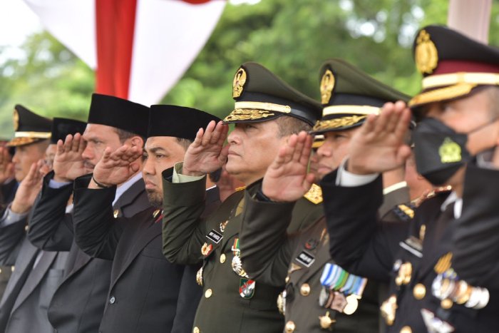 Penjabat (Pj) Bupati Aceh Besar, Muhammad Iswanto SSTP MM saat mengikuti upacara HUT ke-77 TNI di Lapangan Blang Padang, Banda Aceh, Rabu, 5 Oktober 2022.