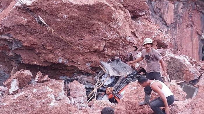 Petugas dibantu masyarakat melakukan proses evakuasi terhadap korban tertimpa longsor di di lereng Gunung Gle Geunteng, Kecamatan Peukan Bada, Aceh Besar, Senin (19/9/2022) sore.