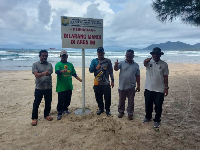Disparpora Aceh Besar Pasang Rambu Peringatan pada Titik Rawan Lokasi Wisata