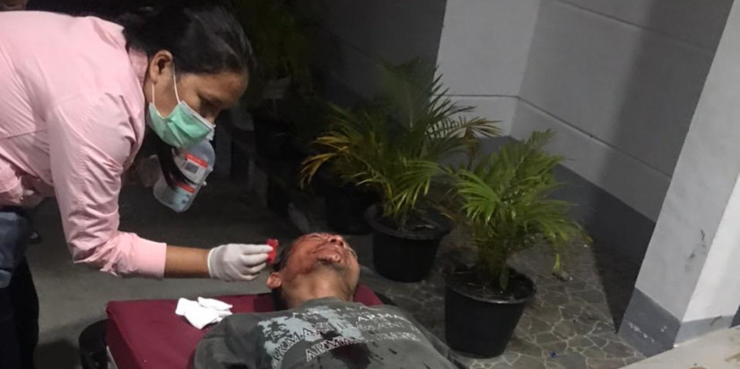 Warga mendapatkan perawatan intensif oleh tim medis setelah terdampak reruntuhan material dan bangunan yang ambruk oleh guncangan gempabumi M 6.0 di Kabupaten Tapanuli Utara, Sumatera Utara, Sabtu (2/10). (BPBD Tapanuli Utara)