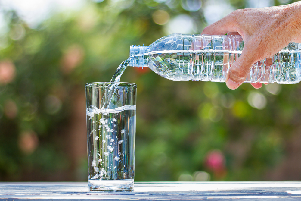Ilustrasi air minum. | Shark_749 /shutterstock