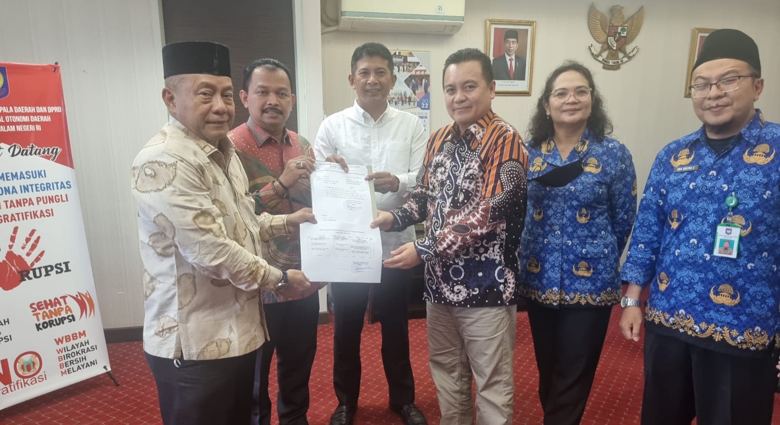 Ketua DPRK Aceh Tamiang, Suprianto didampingi Wakil Ketua Fadlon dan Muhammad Nur menyampaikan surat usul Pj Bupati Aceh Tamiang ke Kemendagri. Foto : Ist