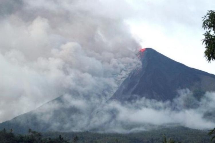 Gunung Api Karangetang di Pulau Siau, Kabupaten Sitaro, Sulawesi Utara sewaktu meletus pada tahun 2010 lalu.(Kompas.com/Ronny Adolof Buol)