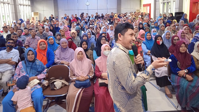 Tenaga Ahli TRH, Aidil Mashendra saat melakukan sosialisasi dan pembagian nomor rekening beasiswa PIP usulan Teuku Riefky Harsya Tahun 2022 di Aula SMK/SMTI Banda Aceh, Kamis, 24 November 2022. (Foto: Nukilan)