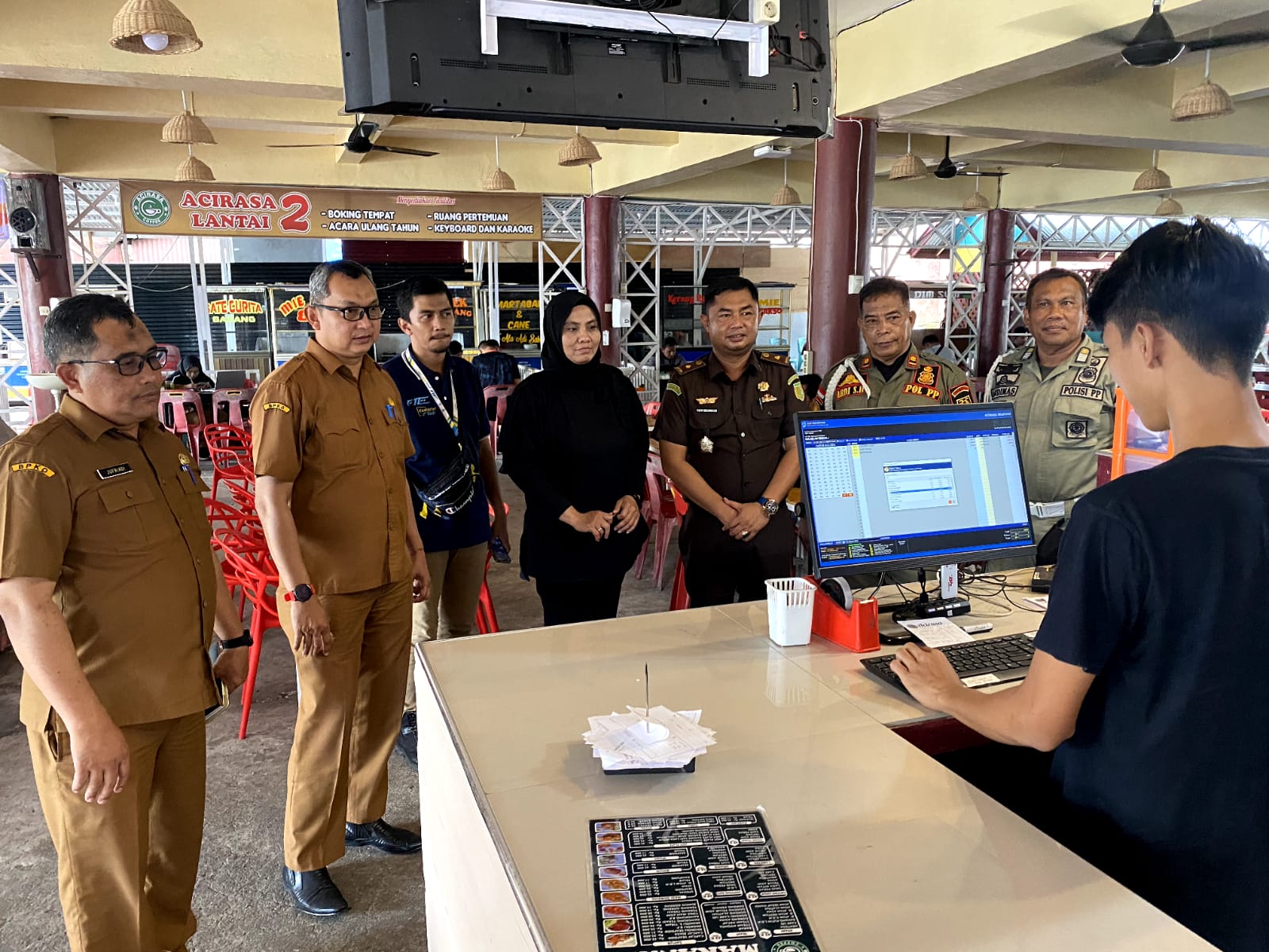 Kejari Sabang dampingi Pemerintah Kota Sabang pasang alat perekam transaksi di Hotel dan Restoran. (Foto: Ist)