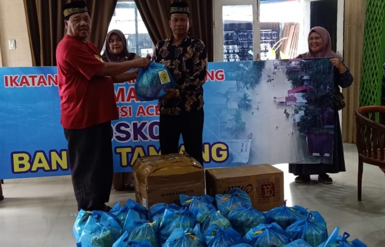 IKMAT Serahkan Bantuan untuk Warga Terdampak Banjir di Aceh Tamiang