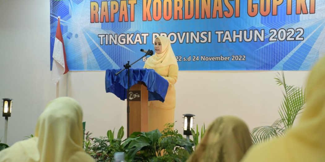 Ketua DPD Gabungan Organisasi Penyelenggara Taman Kanak-Kanak Indonesia (GOPTKI) Aceh, Mellani Subarni, memberikan sambutan dan arahan saat membuka Rapat Koordinasi Daerah GOPTKI se -Aceh Tahun 2022, di Hotel Oasis, Banda Aceh, Selasa (22/11/2022) malam.