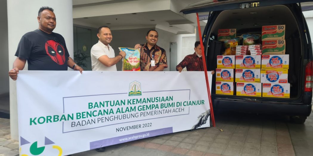 Kepala BPPA, Akkar Arafat, didampingi Kasubag TU BPPA, Said Marzuki saat melakukan pelepasan bantuan masa panik dari Pemerintah Aceh untuk warga Aceh yang menjadi korban gempa Cianjur di Kantor BPPA, Cikini, Menteng, Jakarta Pusat, Kamis 24 November 2022.