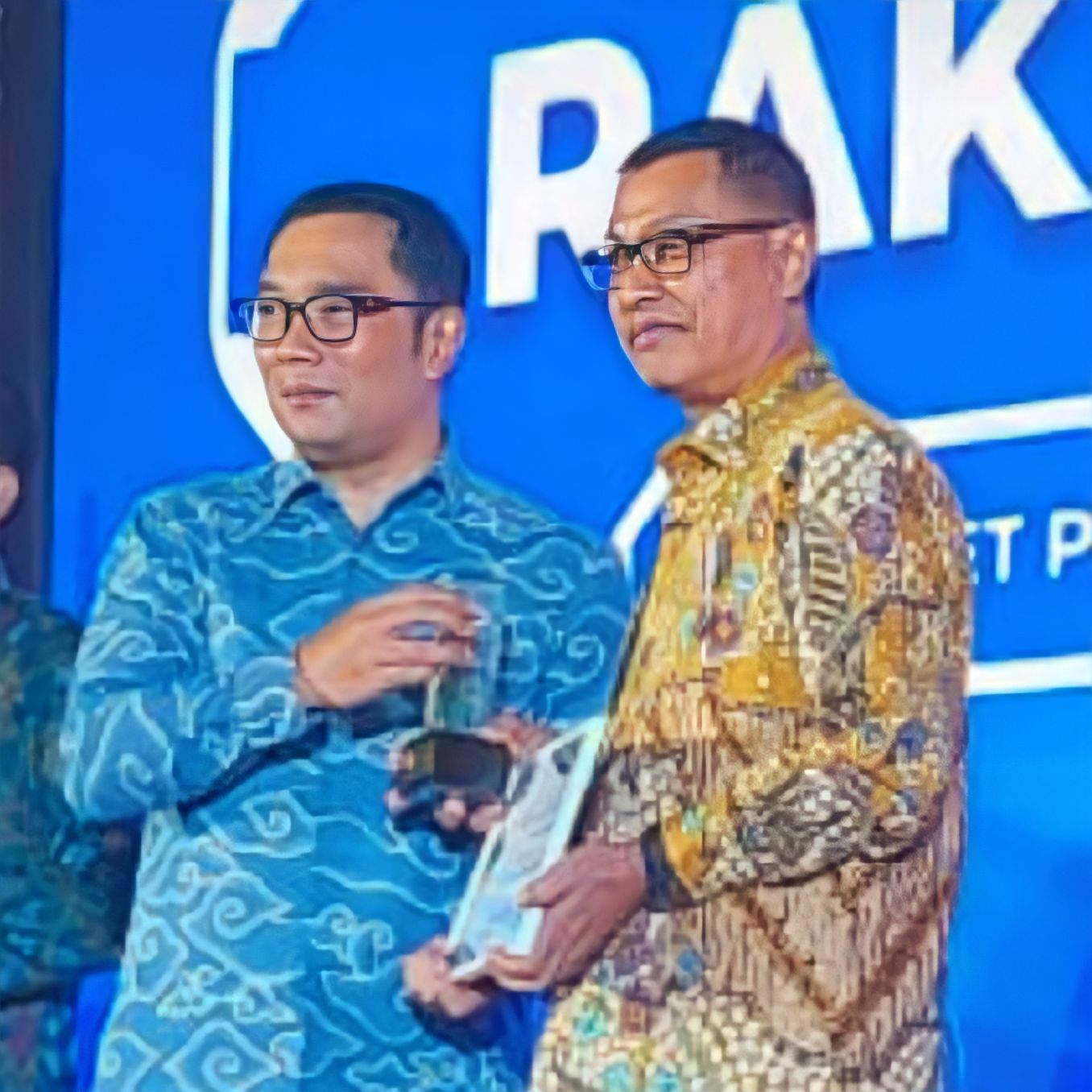 Kepala Dinas ESDM Aceh, Ir. Mahdinur, MM saat menerima penghargaan di bidang Energi Baru dan Terbarukan (EBT) dari Ketua Umum ADPMET, Ridwan Kamil, Rabu (9/11/2022). Foto: Dinas ESDM.