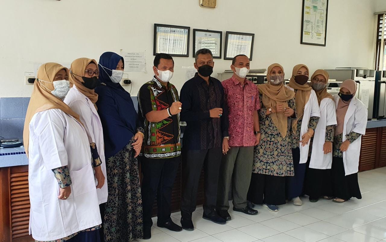 Sekretaris Distanbun Aceh, Azanuddin Kurnia, SP, MP didampingi Kepala UPTD BPSBTPHP Distanbun Aceh, Habiburrahman, S.TP, M.Sc beserta Tim BPSB Aceh. (Foto: Nukilan)