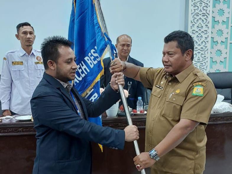 Ketua Karang Taruna Aceh Besar, Zarwatun Niam (kiri) saat menerima pataka, Senin (14/11/2022). Foto: Ist.