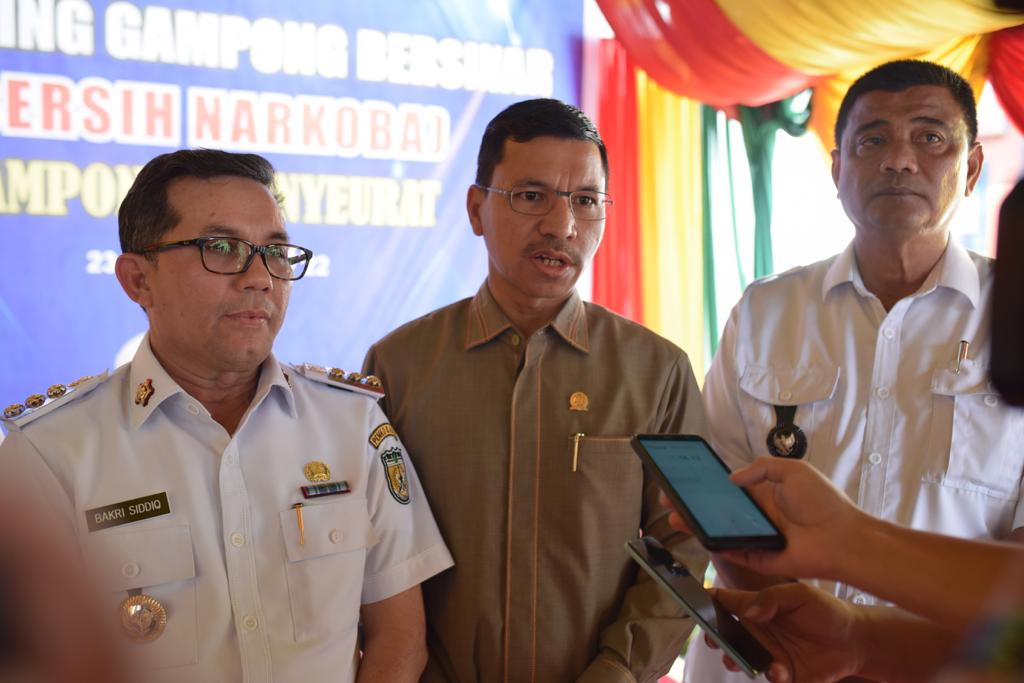 Pj Walikota Banda Aceh Bakri Siddiq (kiri) dan Ketua DPRK Banda Aceh Farid Nyak Umar (tengah) saat disela lauching program Gampong Bersinar di Penyerat, Banda Aceh. (Foto: Ist)