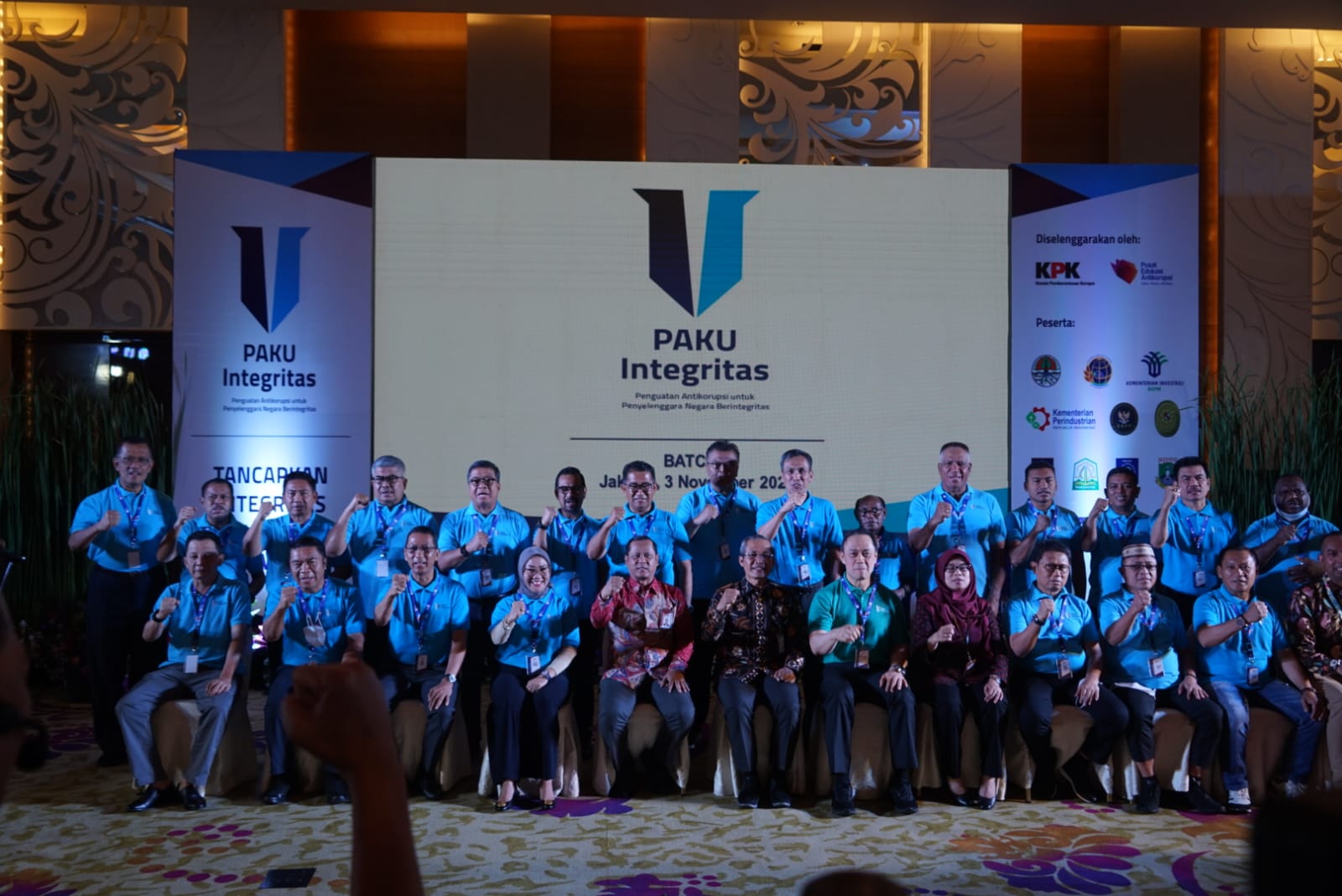 Pj. Gubernur Aceh, Achmad Marzuki didampingi Sekda Aceh, Bustami Hamzah saat mengikuti Pelatihan Penguatan Antikorupsi untuk Penyelenggaraan Negara Berintegritas (PAKU Integritas) yang diselenggarakan oleh Komisi Pemberantasan Korupsi (KPK) RI di Ballroom 1 JS Luansa Hotel, Jakarta Selatan, Kamis, 3 November 2022. (Foto: Humas BPPA)
