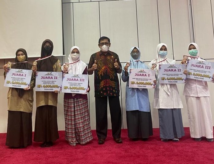 Pemberian Reward untuk Siswa Wakili Aceh di Kompetisi Debat Nasional oleh Dsdik Aceh (Foto: Dok. Humas Disdik Aceh)