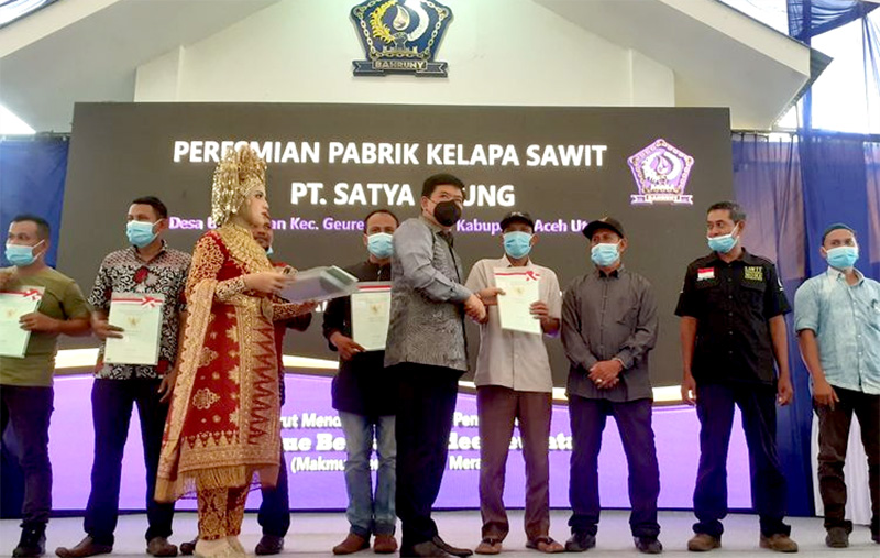 Menteri Agraria dan Tata Ruang/Kepala Badan Pertanahan Nasional (ATR/BPN) membagikan 10 sertifikat plasma kepada petani kelapa sawit di Kabupaten Aceh Utara. (foto:kompas.com)