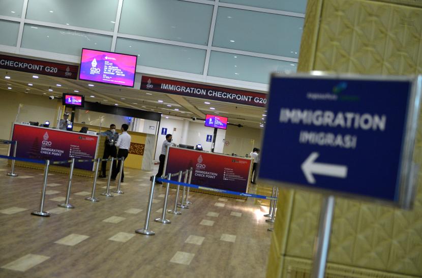 Petugas Imigrasi bertugas di konter khusus untuk delegasi pertemuan KTT G20 di Terminal Internasional Bandara I Gusti Ngurah Rai, Badung, Bali, (Foto: ANTARA/Fikri Yusuf)