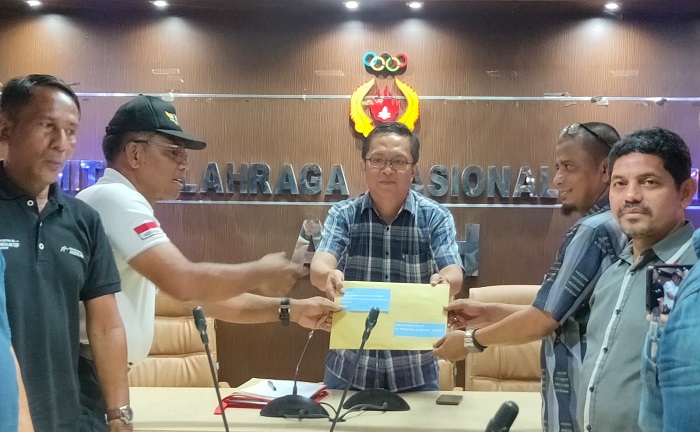 Tim sukses Hamdani Basyah menyerahkan berkas pendaftaran bakal calon Ketum KONI Aceh. (Foto: Nukilan/Reji)
