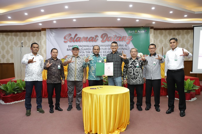 T Andhika Risma Putra (tengah), Nasabah Bank Aceh Melakukan Penandatanganan Simbolis Akad Pembiayaan KUR. (Foto: Ist)