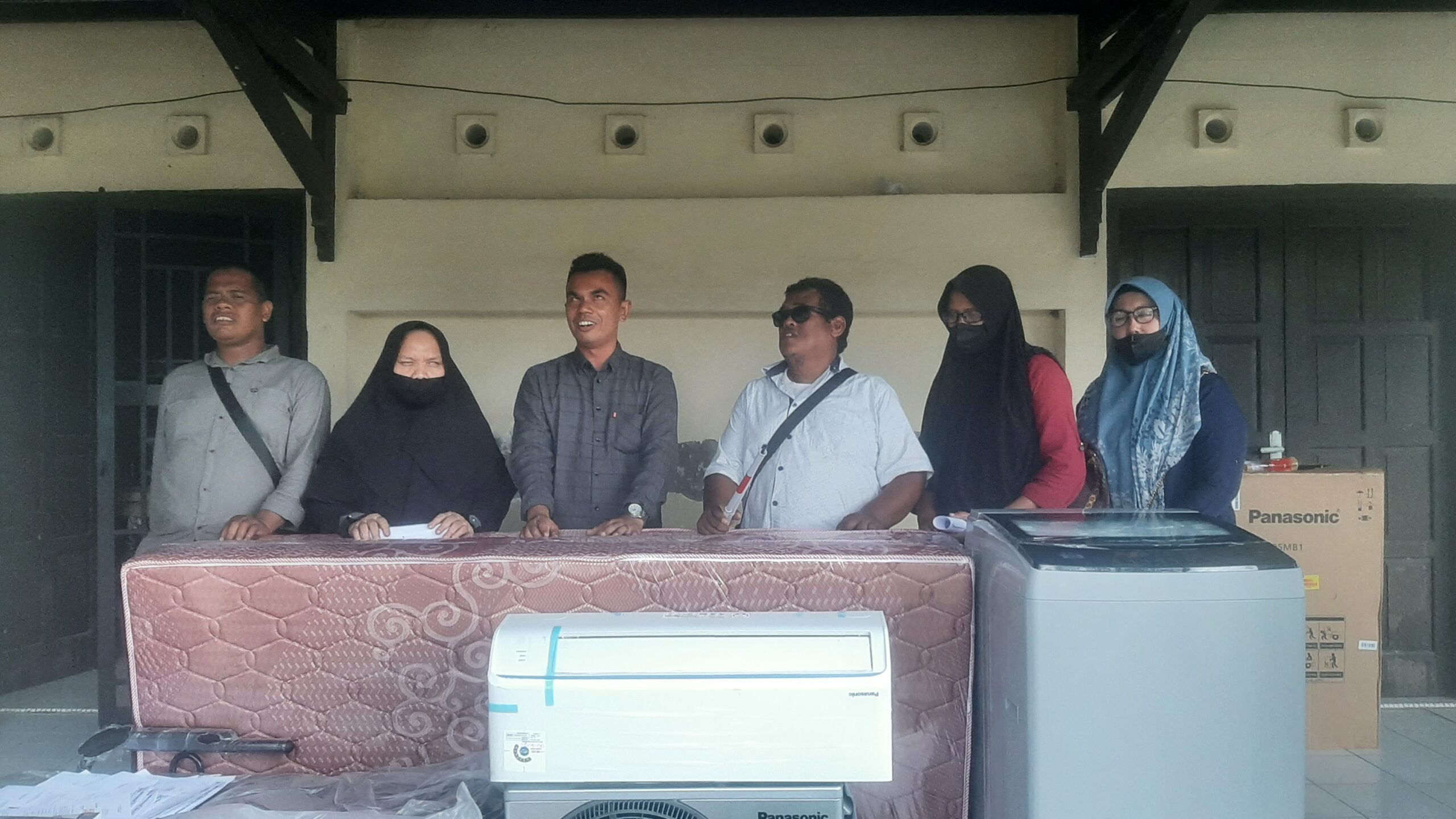 Diskop UKM Aceh Salurkan Bantuan Barang untuk Disabilitas Tunanetra