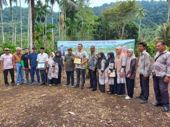 Dinas Pertanian dan Perkebunan Aceh menyerahkan tanda daftar salak varietas Sabang ke Pemerintah Kota Sabang. (Foto: Ist)