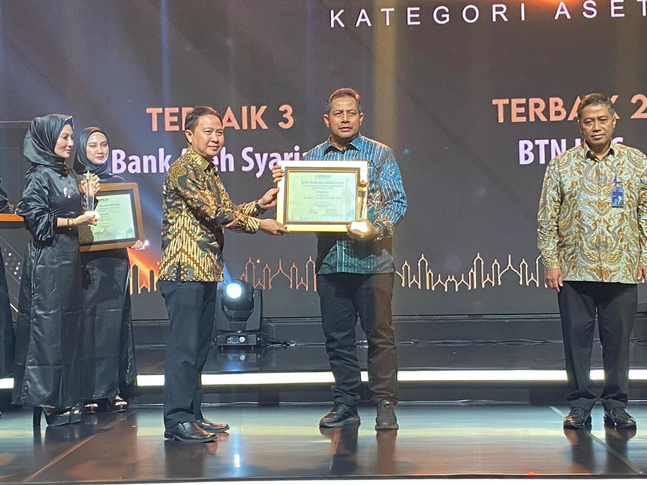 Direktur Dana dan Jasa Bank Aceh, Amal Hasan, menerima penghargaan BPKH Banking Award yang diberikan kepada Bank Aceh untuk kategori Mitra Penempatan Terbaik Ketiga untuk Kategori Bank dengan aset di atas Rp 20 triliun. Penghargaan diberikan di Jakarta, Senin (19/12/2022)