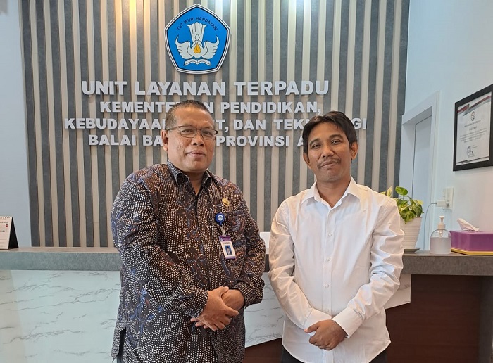 Kepala Balai Bahasa Provinsi Aceh, Karyono, SPd, MHum (kiri), saat menerima kunjungan Plt Kadisdikbud Aceh Besar, Agus Jumaidi, MPd. (Foto: Ist)