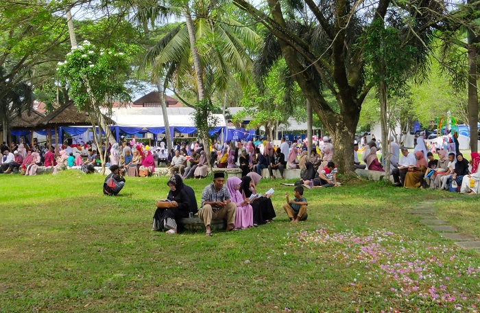 Masyarakat sedang berziara di kuburan massal Siron. (Foto: Nukilan/Reji)