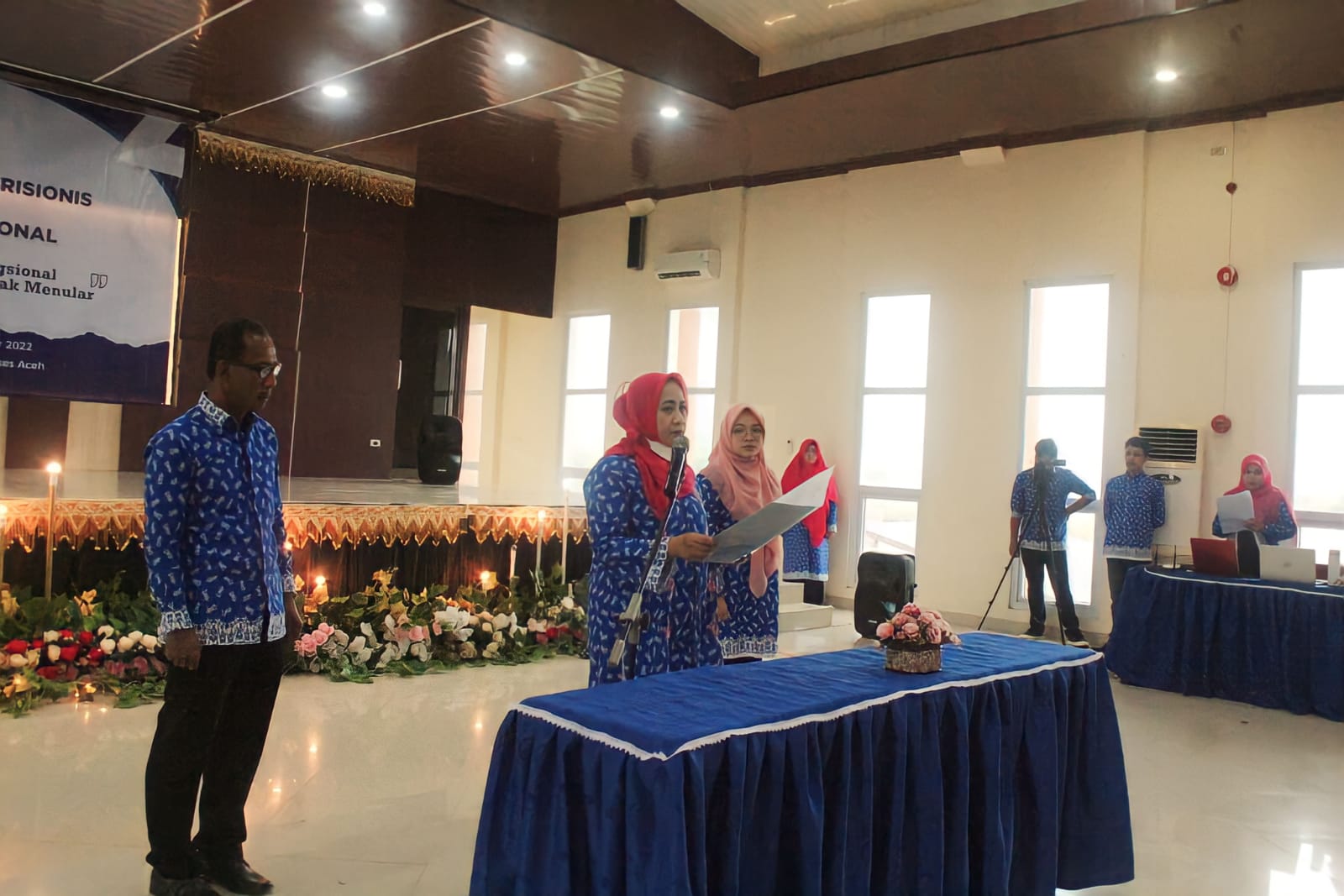 Ketua Umum DPP Persagi Rudatin, S.St, MK, SKM,M.Si saat mengambil sumpah profesi di Aula Rektorat Poltekkes Kemenkes Aceh, pada Kamis 1 Desember 2022. (Foto: Nukilan/Wanda)